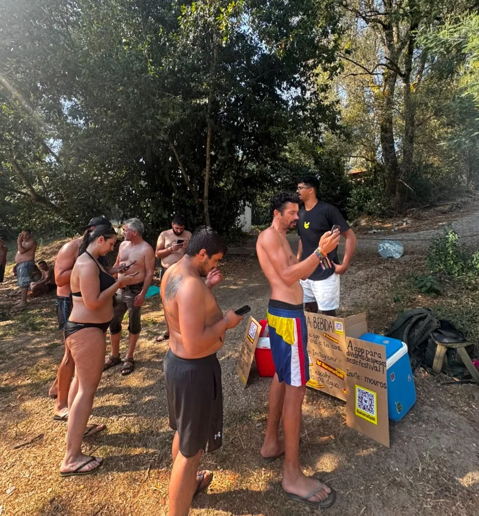 People at the BananaSplit campaign in Vilar de Mouros using the app on their phones