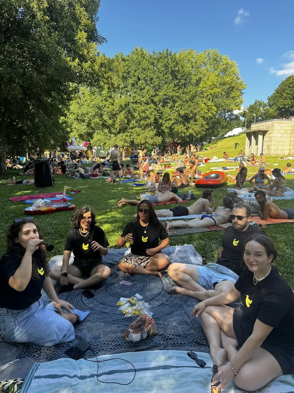 BananaSplit friends relaxing by the Paredes de Coura river