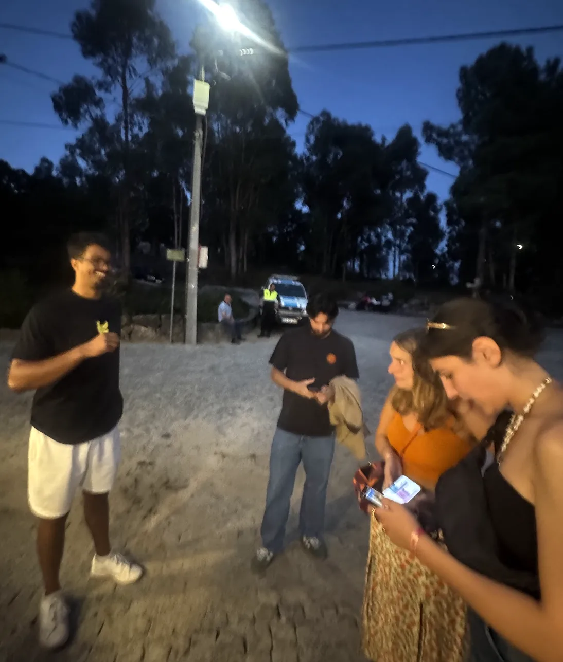 Leo a conversar com participantes enquanto descarregam o BananaSplit nos telemóveis