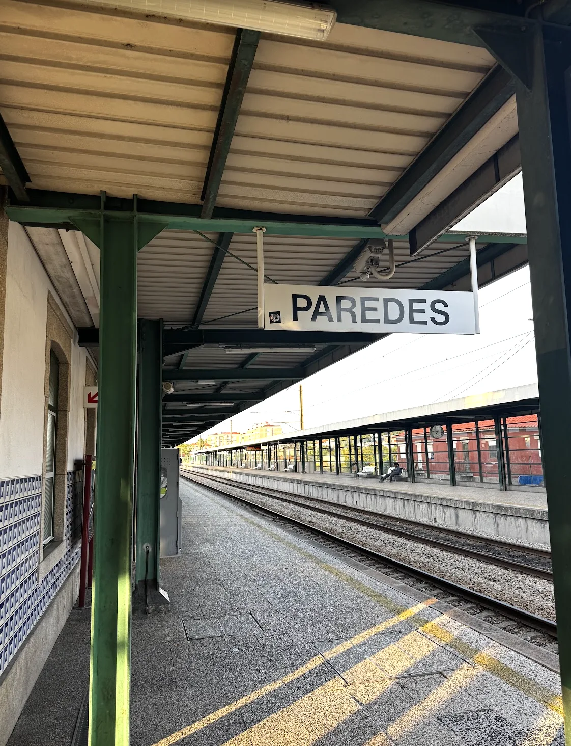 Placa da estação de Paredes sobre a plataforma, junto às linhas de comboio