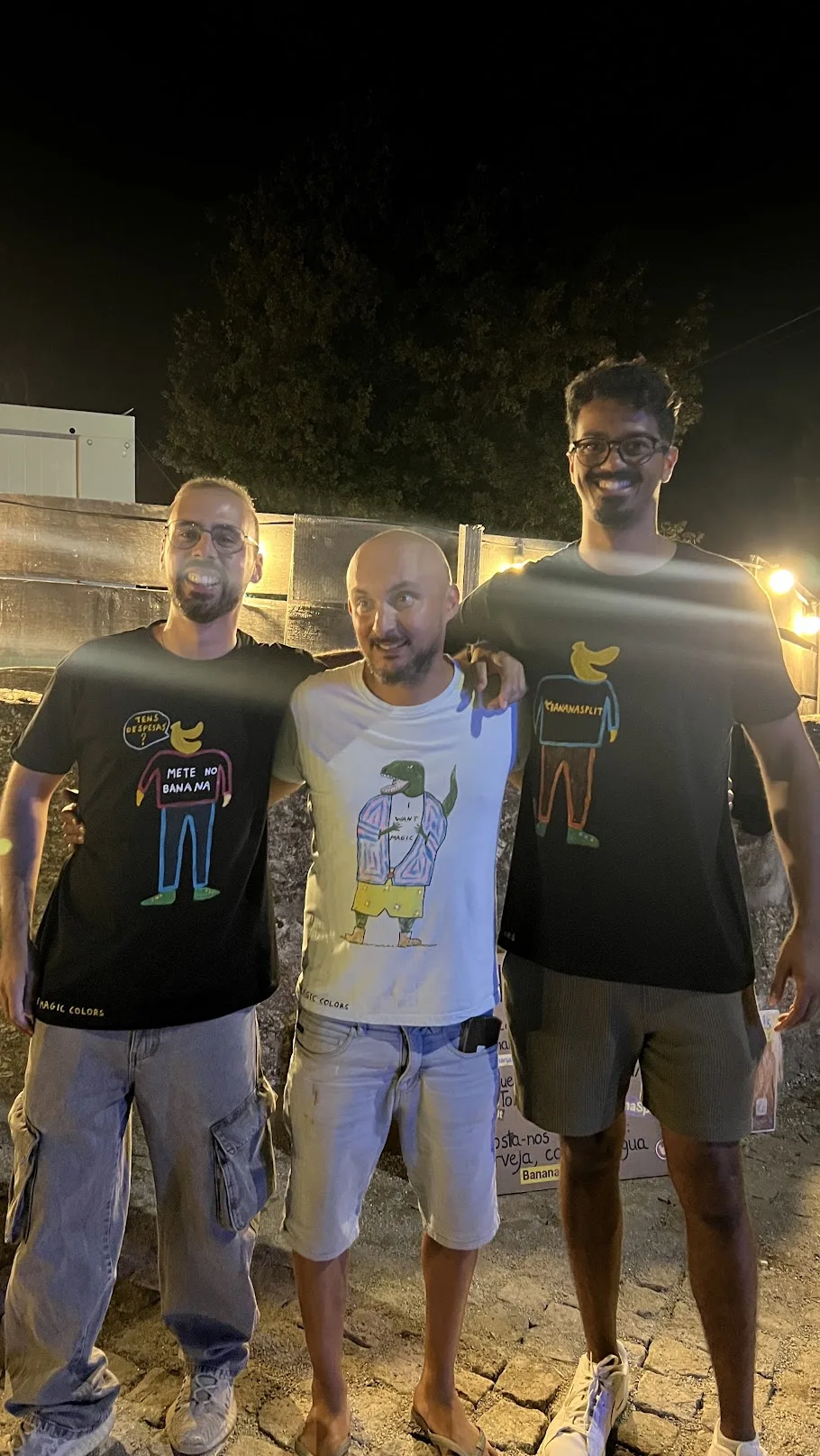 As duas t-shirts do BananaSplit ao lado de outra criação do The Magic Colors, numa fotografia de grupo no festival