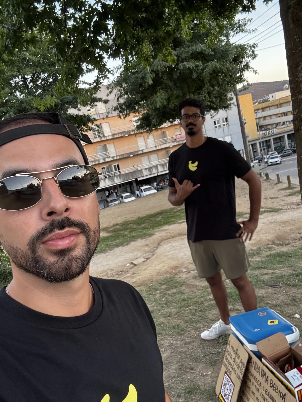 Selfie de dos miembros del equipo de BananaSplit al final de la primera tarde de campaña, con la nevera y la caja del cartel al lado