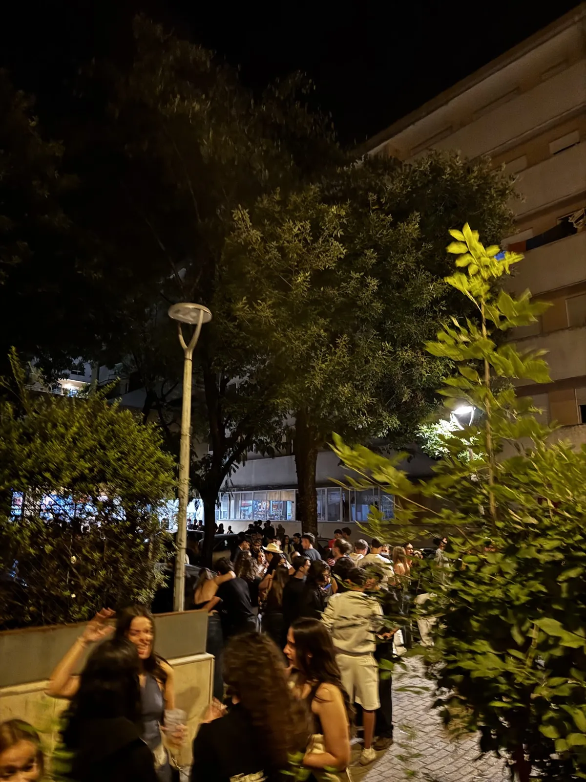 Una calle de la zona de bares completamente llena de estudiantes de noche
