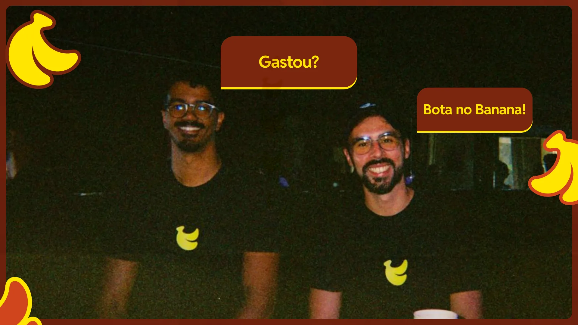 Leo e Diogo usando camisetas do BananaSplit com o texto Gastou? Bota no Banana