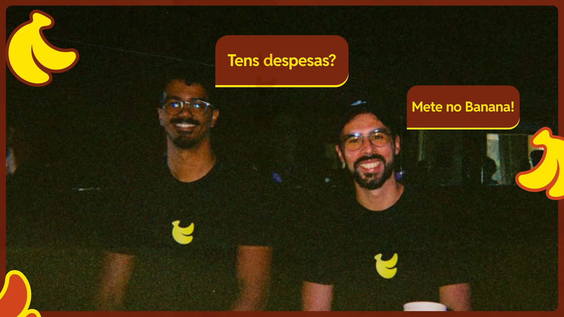 Leo e Diogo com t-shirts do BananaSplit com o texto Tens despesas? Mete no Banana