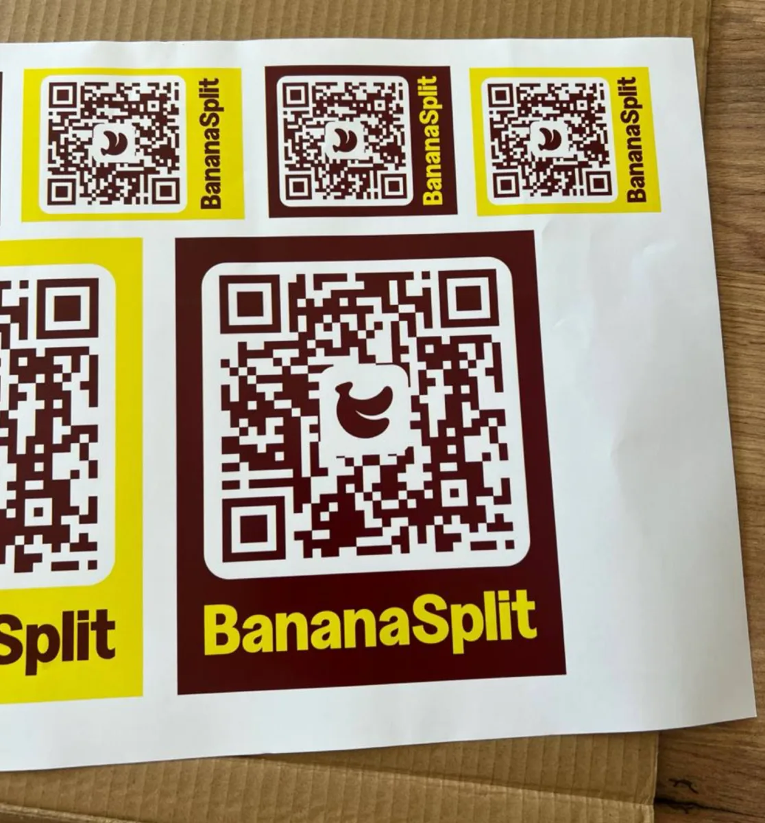 Pruebas impresas de stickers QR de BananaSplit en marrón y amarillo