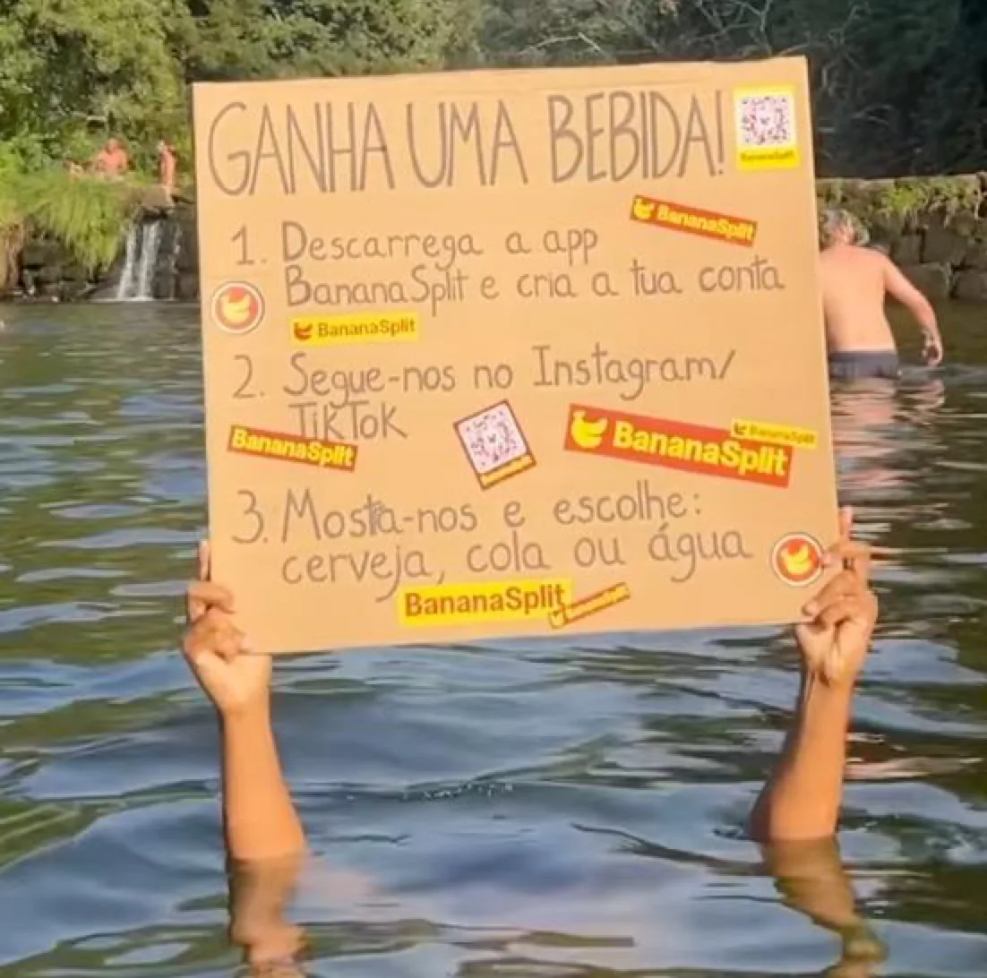 Cartel de la activación de bebidas de BananaSplit levantado en el río de Paredes de Coura