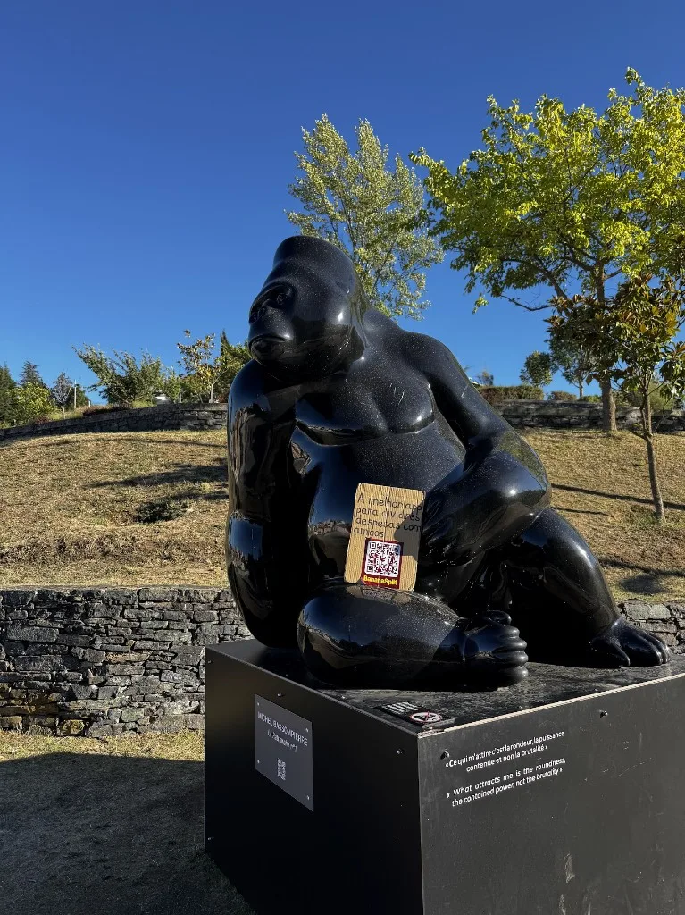 Cartaz de papelão do BananaSplit na escultura do gorila de Michel Bassompierre, no fim da campanha da UPB