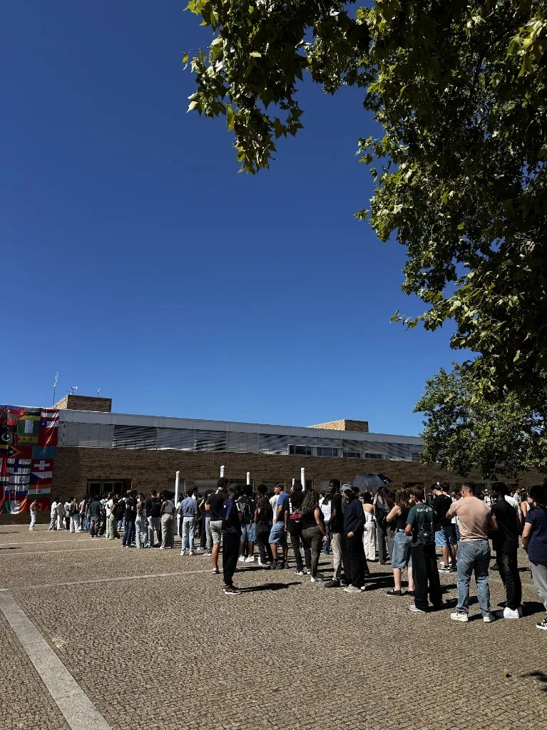 Estudantes na fila da UPB para receber o kit de boas-vindas do BananaSplit