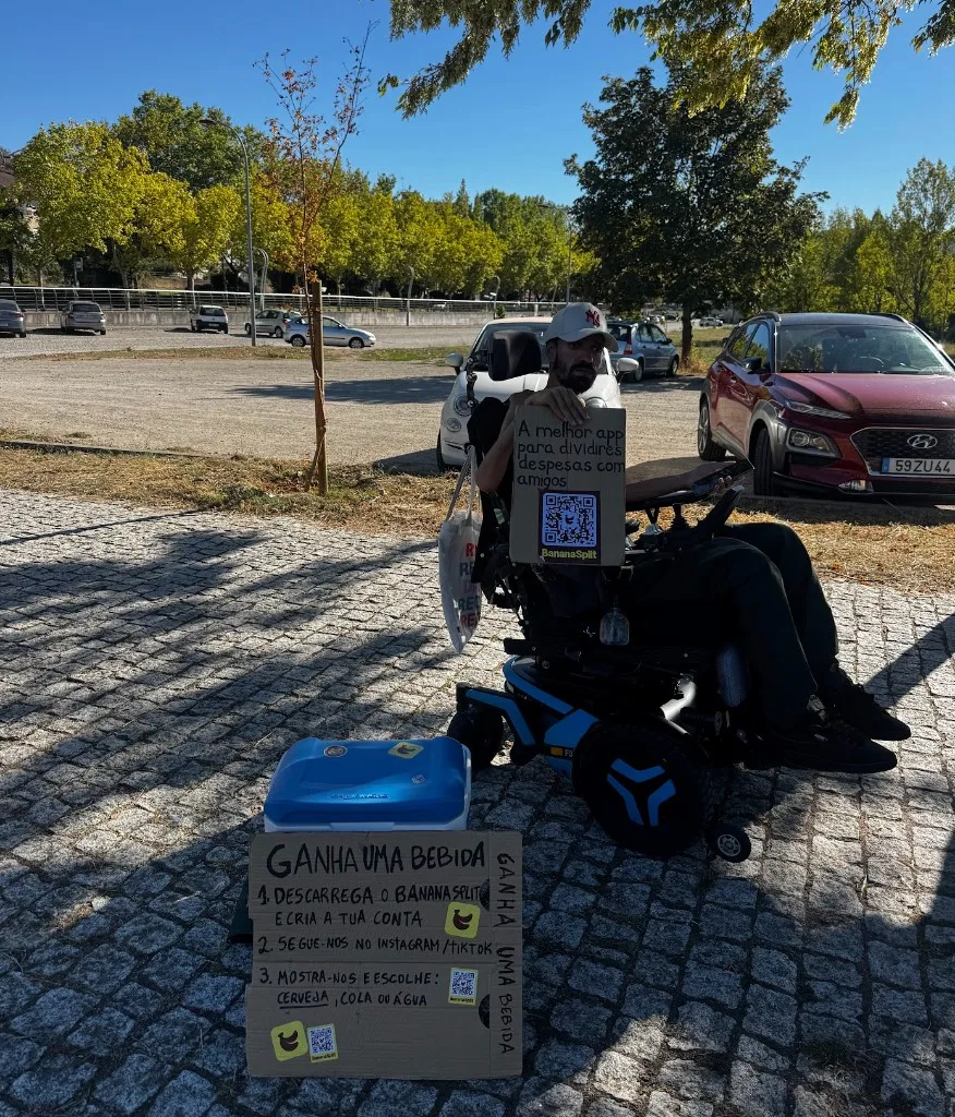 Nato com um cartaz artesanal do BananaSplit na campanha da UPB
