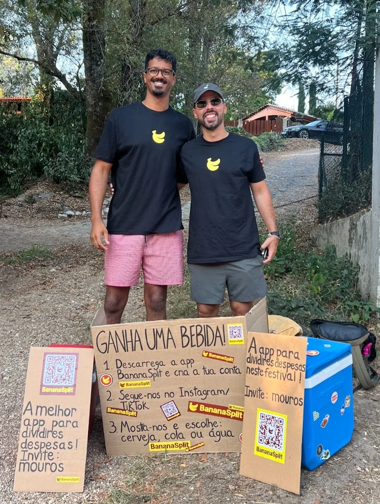 Diogo y Leo en el puesto de la campaña BananaSplit en Vilar de Mouros