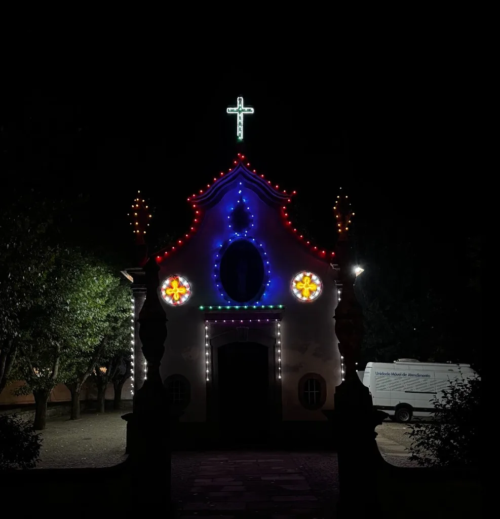 Iglesia de Vilar de Mouros iluminada por la noche