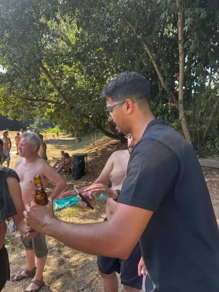 Leo guiando a alguien por la app BananaSplit en el móvil