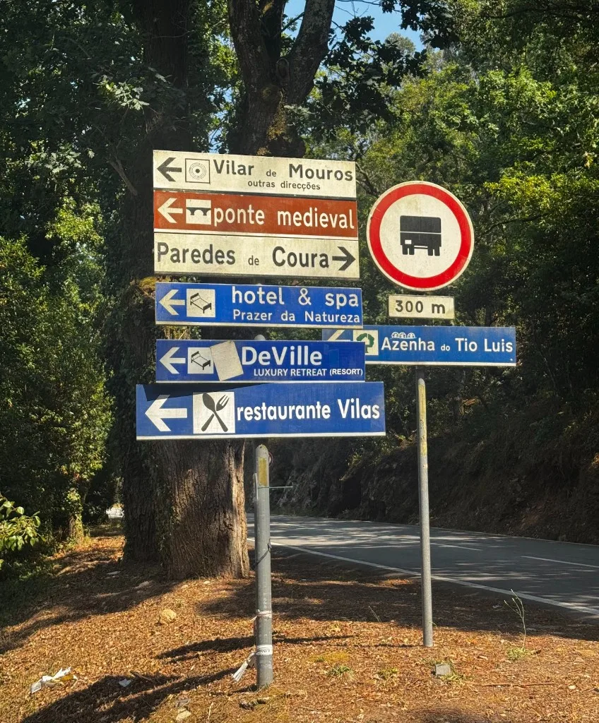 Señales de tráfico hacia Vilar de Mouros y Paredes de Coura